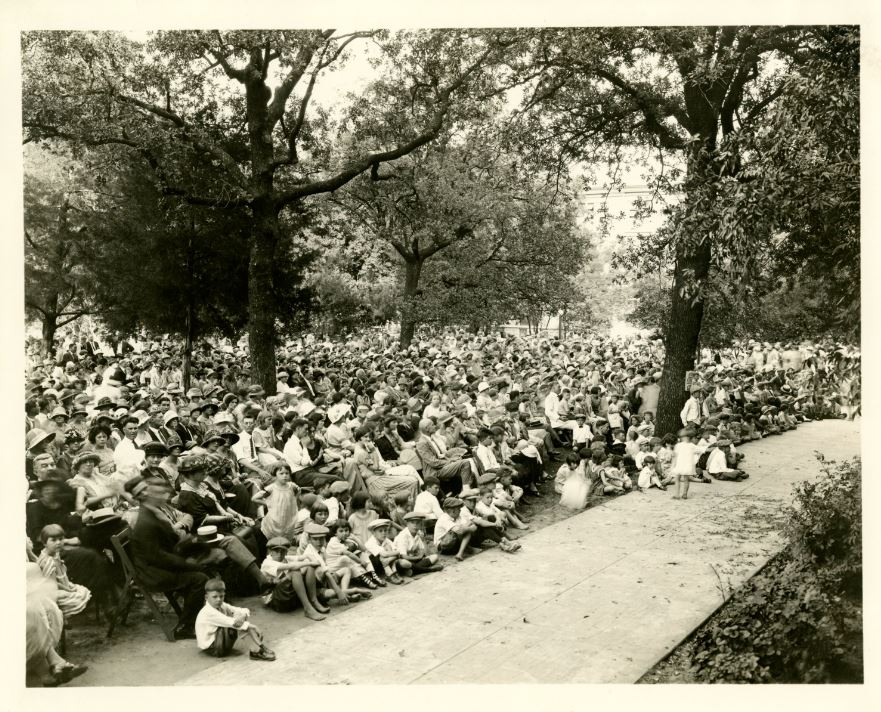 Crowd at Pied Piper Pageant