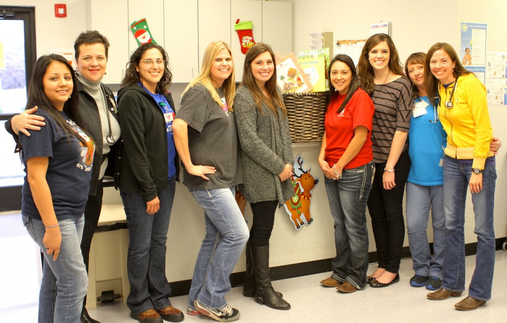 Medical humanities students give Christmas gift to children at local health clinic