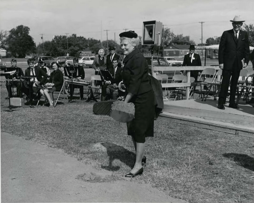 Mary Moody Northen turns the first shovel of dirt during the groundbreaking ceremony. Photo by Windy Drum. Image courtesy Baylor University, The Texas Collection, Waco, TX via The Texas Collection Photographic Archive.